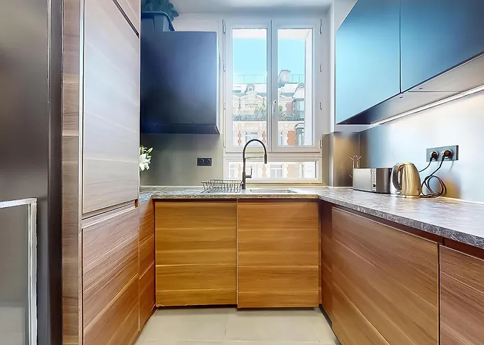 Signature Champs Elysees Daire Paris