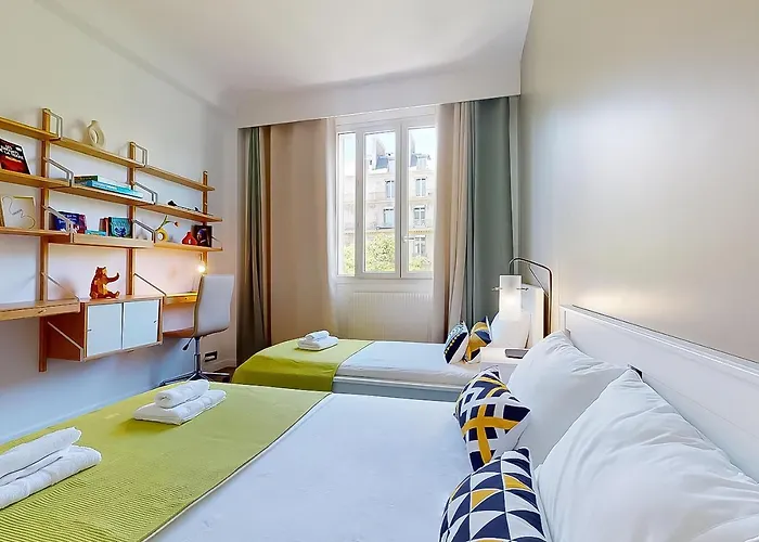 Signature Champs Elysees Daire Paris